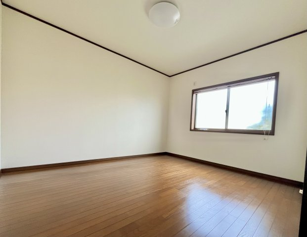売中古戸建　中央区増楽町の洋室|日中は自然光が差し込み、風通しも良い快適な洋室です！