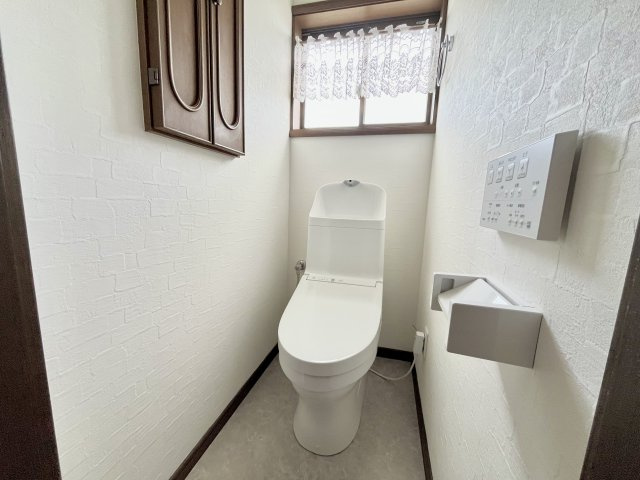 売中古戸建　中央区増楽町のトイレ|2階トイレです。窓付きで湿気対策もできる、清潔感ある空間です。