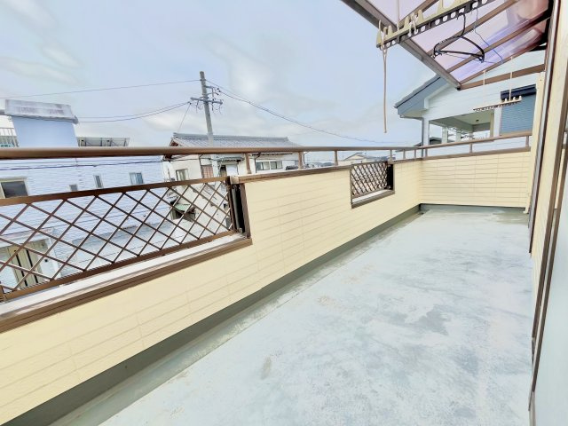 売中古戸建　中央区増楽町のバルコニー|広さのあるバルコニーがあり、洗濯物やお布団も余裕をもって干せます。