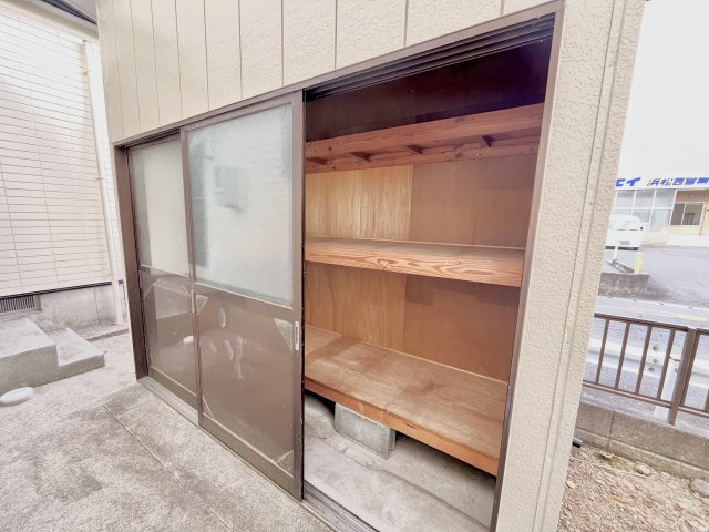 売中古戸建　中央区増楽町の収納|収納庫スペースがあり、日用品から趣味の道具まで幅広く収納可能です。