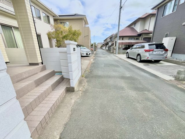 売中古戸建　中央区増楽町の前面道路含む現地写真|住民の方が主に利用する交通量少なめの道路に面してます。