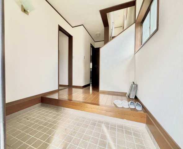 売中古戸建　中央区増楽町の玄関|靴や小物を整理できる収納があるので、玄関が片付きやすいです。
