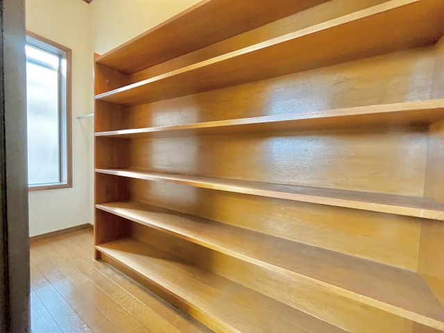 売中古戸建　中央区増楽町の収納|靴が沢山ある方にも嬉しい収納スペースです。