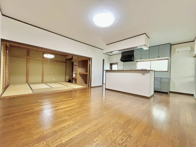 売中古戸建　中央区増楽町の居間・リビング|開放的なリビングで、ご家族との時間をゆっくり過ごせます。