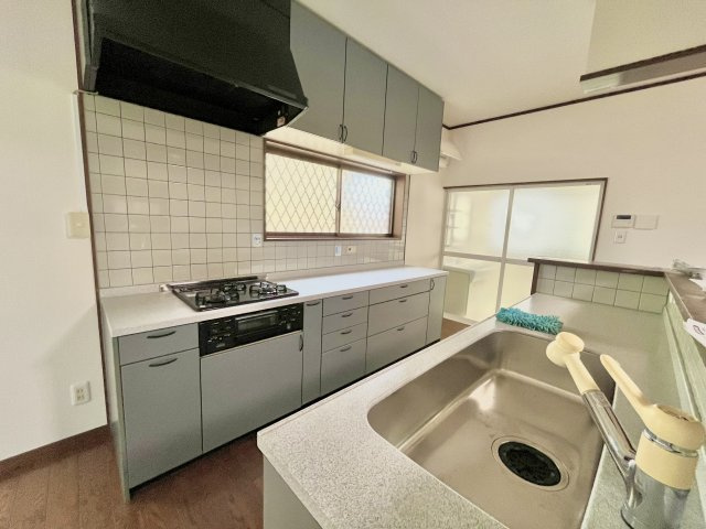 売中古戸建　中央区増楽町のキッチン|ガス3口コンロで同時調理が可能。収納も充実したキッチンです！