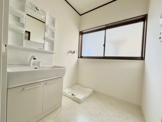 売中古戸建　中央区増楽町の洗面所|窓があり、室内は風通しが良く換気もしっかりできます。