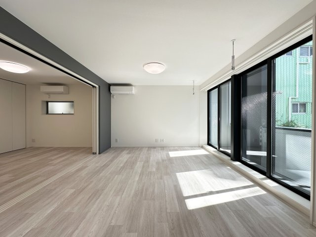 Proud秦南の居間・リビング