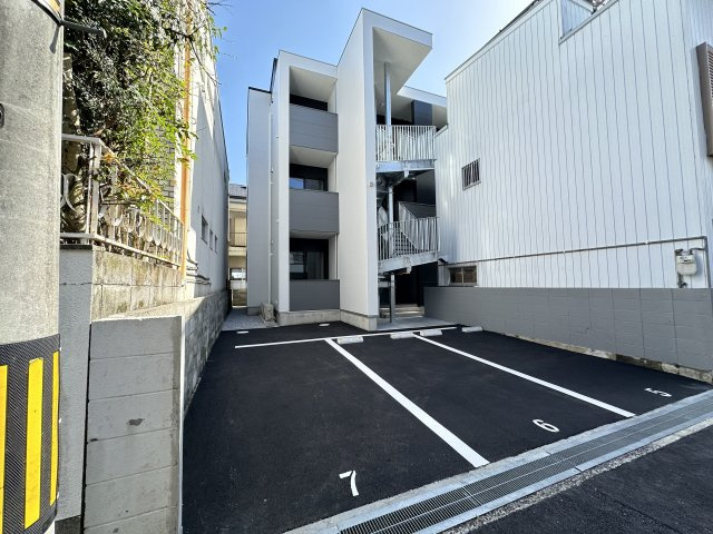 Proud秦南の駐車場