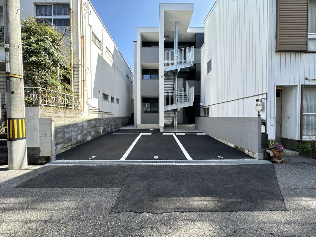 Proud秦南の駐車場