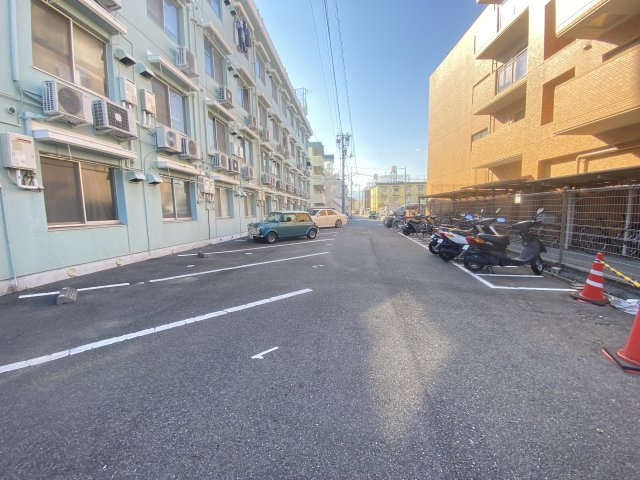 BM-8ビルの駐車場