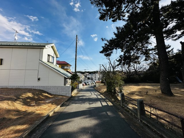 大磯町東町3丁目 売地の前面道路含む現地写真