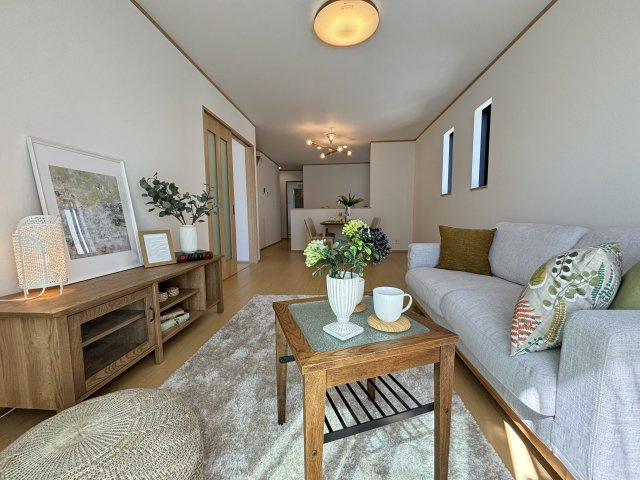 港区茶屋新田3期｜名古屋市の戸建ならホームアップの居間・リビング|【売主施工例】たっぷりの陽光が降り注ぎ、自然と家族が集まる明るい空間。笑顔あふれる団らんの時間がここから始まります。