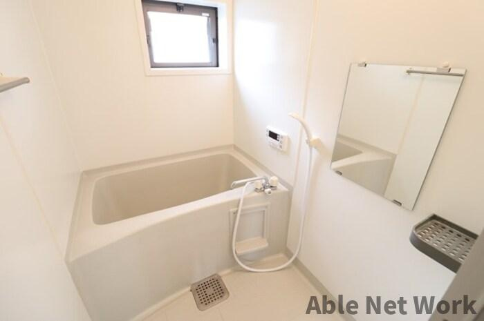 セピアコートⅢの浴室|窓ありバスルーム