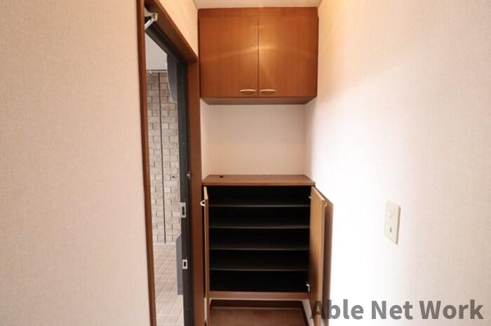 セピアコートⅢの玄関|シューズボックス