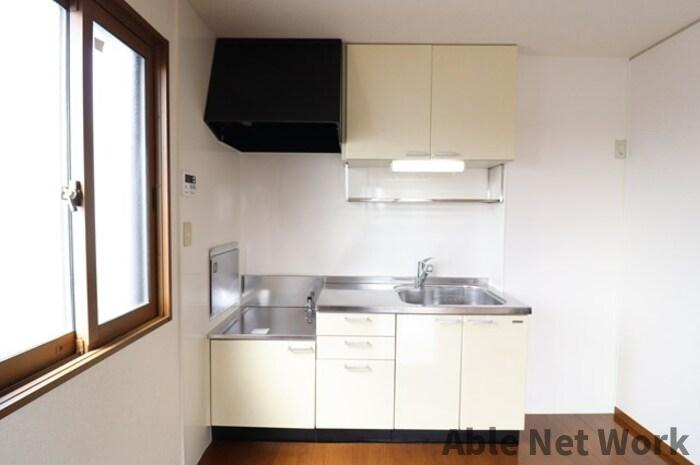 セピアコートⅢのキッチン|窓ありが嬉しいキッチン