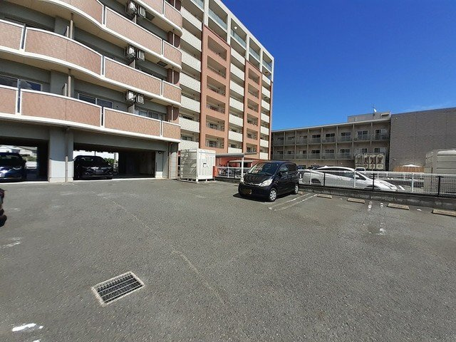 グランド・コスモの駐車場