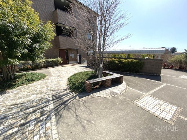 クレストール　北館の庭|休憩ベンチあります！