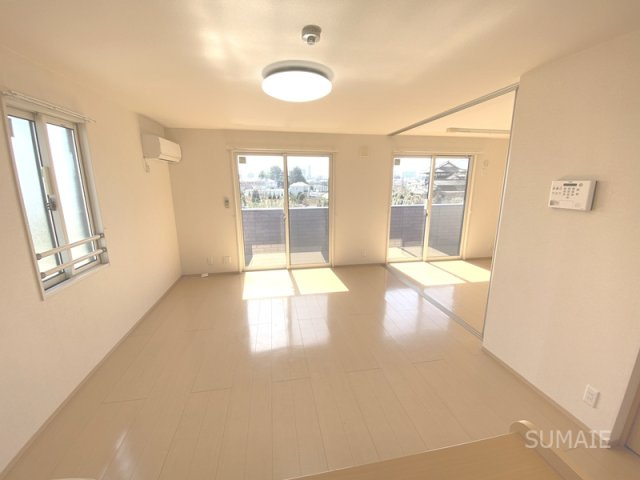 クレストール　北館のロビー|キッチンカウンターよりリビング☆彡