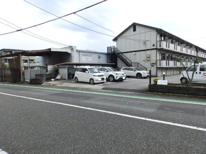 kanada A棟の周辺|前面道路＆入口