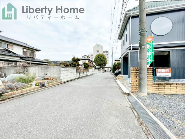 守谷市松前台1丁目　中古戸建の前面道路含む現地写真