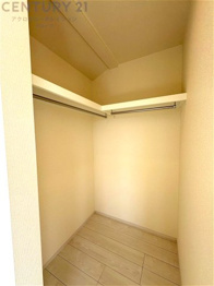収納力が高く洋服や小物を整理しやすく、更衣室のように使え、部屋がすっきり保てます。収納の配置を自由に調整でき、換気性が良く防湿・防虫対策も可能。快適で機能的な生活空間を実現できます♪