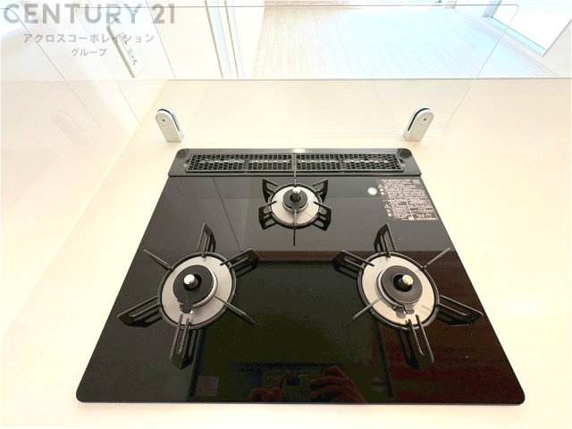 多数の調理器具を同時に使用でき、料理の効率化が可能。省エネで節約になり、様々な料理スタイルに適応できます。また、火力調整が独立しており、手入れや掃除もしやすく、今よりもっとお料理が楽しくなるかも。