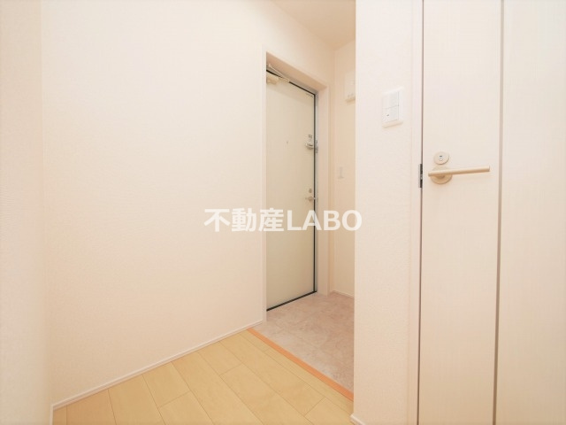 フジパレス湯里Ⅲ番館の玄関