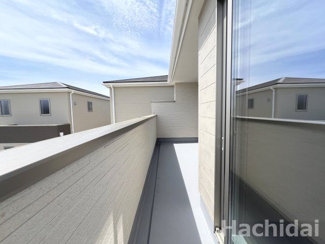 碧南第66照光町　新築住宅＜3号棟＞のバルコニー|2部屋からアクセスできる続きバルコニーに面しています。室内と外の一体感が強まり、お部屋全体がパッと明るい印象になります。