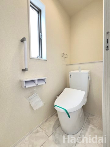 碧南第66照光町　新築住宅＜3号棟＞のトイレ|シンプルなデザインで便器もお掃除しやすくなり、ペーパーホルダーも便利な2連つき！
棚もルームフレグランス等置き場に最適です