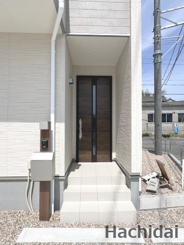 碧南第66照光町　新築住宅＜3号棟＞のエントランス|シンプルでモダンなエントランスホールです。訪れる方を心地よく迎えてくれます。
