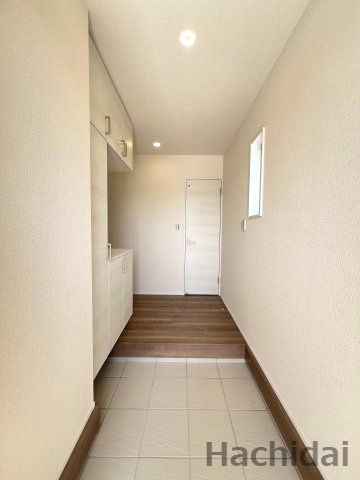 碧南第66照光町　新築住宅＜3号棟＞の玄関|優しいカラーの建具と調和し、温かみのある雰囲気を感じることができる玄関ホールです。