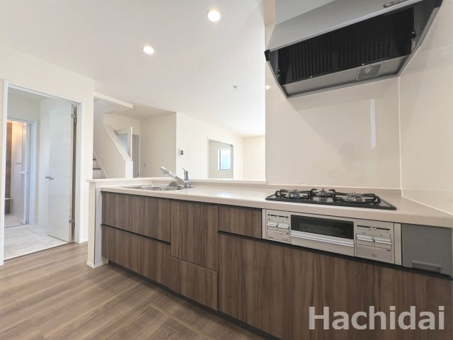 碧南第66照光町　新築住宅＜3号棟＞のキッチン|収納豊富なシステムキッチンは、作業が快適でお手入れもカンタンです。
フラットな天板でお掃除もサッと一拭き。家事の負担を最小限に抑えます。