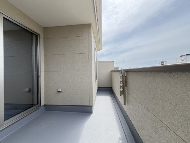 碧南第66照光町　新築住宅＜4号棟＞のバルコニー|2部屋からアクセスできるバルコニー。急な雨でも洗濯物が濡れにくく、外出中も安心です。