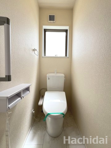 碧南第66照光町　新築住宅＜4号棟＞のトイレ|シンプルなデザインで便器もお掃除しやす、ペーパーホルダーも便利な2連付き！