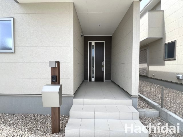 碧南第66照光町　新築住宅＜4号棟＞のエントランス|深いひさしがゆとりある玄関アプローチです。荷物が多い時や、お子様を連れている時。傘を差したまま鍵を探すストレスから解放されます。