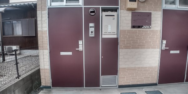 レオパレスグランドゥール綾の玄関