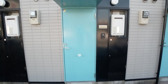 レオパレスパイン・アベニューの玄関