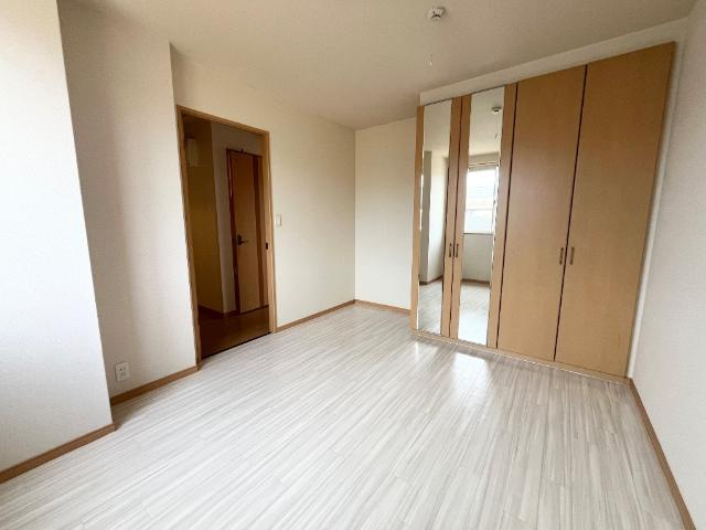 ヴィラージュ新木屋瀬　の内装|洋室