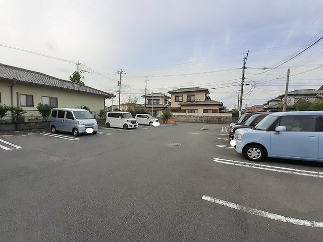 メゾングラ－スⅣの駐車場