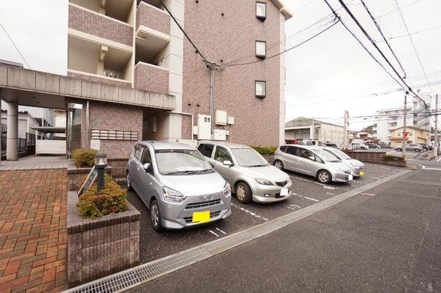 プレミールカネキの駐車場