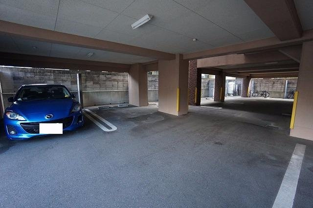 グランシャリオ東鳴水の駐車場