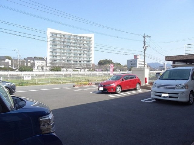 ソレアード陣原の駐車場