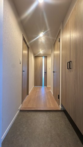 【玄関】 | アムール和白Ⅲ☆仲介手数料無料☆ | 明るい玄関が、住まう人を優しく迎えます。トールタイプのシューズボックスを完備しており、散らかりがちな靴もスッキリ収納可能。