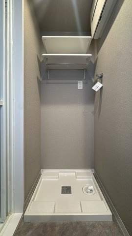 【ランドリースペース】 | アムール和白Ⅲ☆仲介手数料無料☆ | 室内洗濯機置き場を完備。防水パン付きで万が一の漏水にも配慮されています。キッチンや洗面室からの動線も良く、効率よく家事をこなせる設計が魅力です。