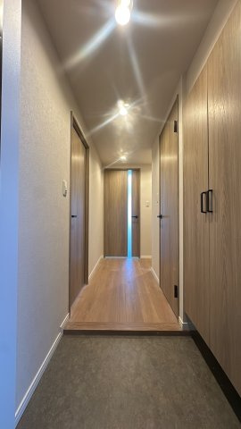【玄関】 | アムール和白Ⅲ☆仲介手数料無料☆ | シューズボックス付きで玄関周りもスッキリ。品格を感じさせる落ち着いた空間です。
