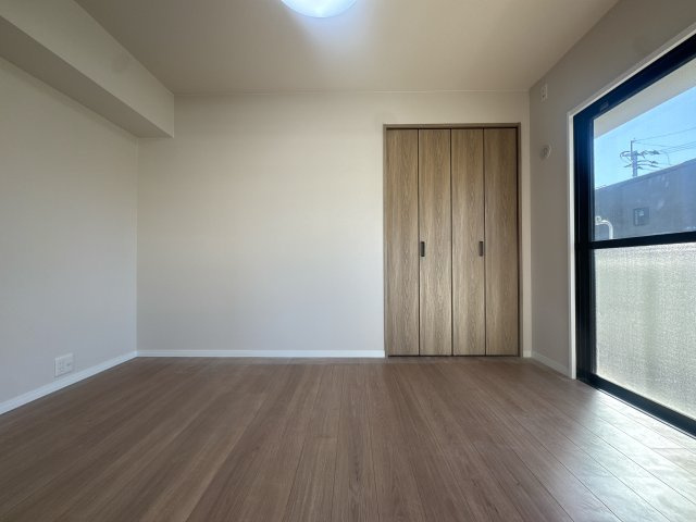 【洋室】 | アムール和白Ⅲ☆仲介手数料無料☆ | 居住スペースをしっかり確保した、家具配置のしやすい機能的なレイアウト。帰宅後、一人の時間をゆったりと贅沢に過ごせる落ち着いた空間です♪
