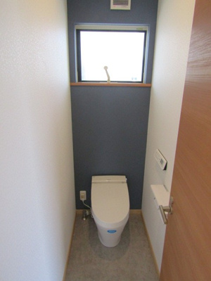 【トイレ】 | 中古戸建　甲府市里吉4丁目 | 清潔感のあるトイレです