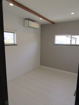 【洋室】 | 中古戸建　甲府市里吉4丁目 | 広々とした洋室です