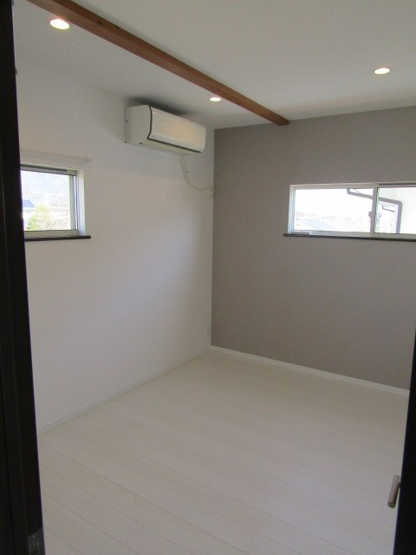 【洋室】 | 中古戸建　甲府市里吉4丁目 | 広々とした洋室です