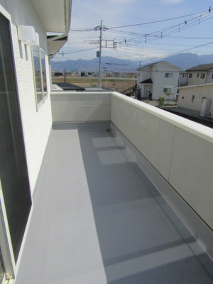 【バルコニー】 | 中古戸建　甲府市里吉4丁目 | バルコニーからの眺めを楽しみながら食事をしませんか